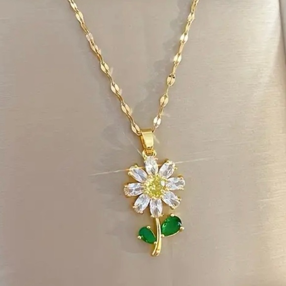 Jewelry - Daisy Flower Gold Toned Necklace